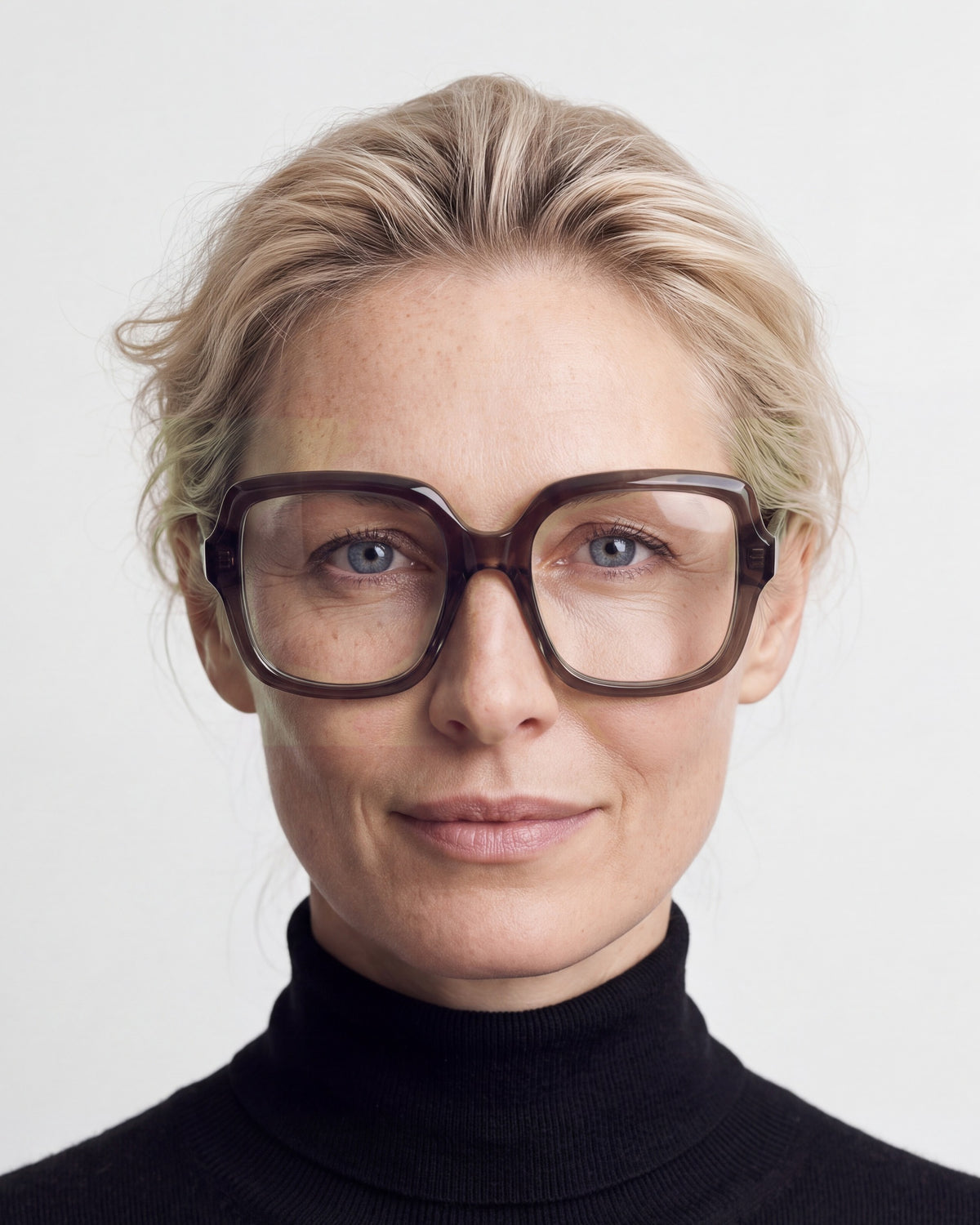 Elara in dark brown, worn